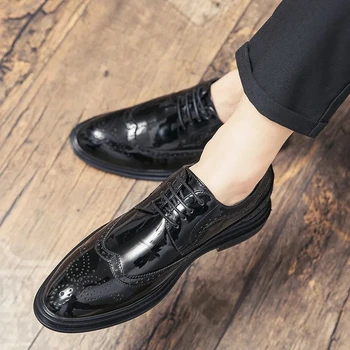 Erkek Yeni Oyma deri ayakkabı Artan Kore Patent Deri Parlak Yüz Düğün Trendi Moda Rahat Küçük deri ayakkabı